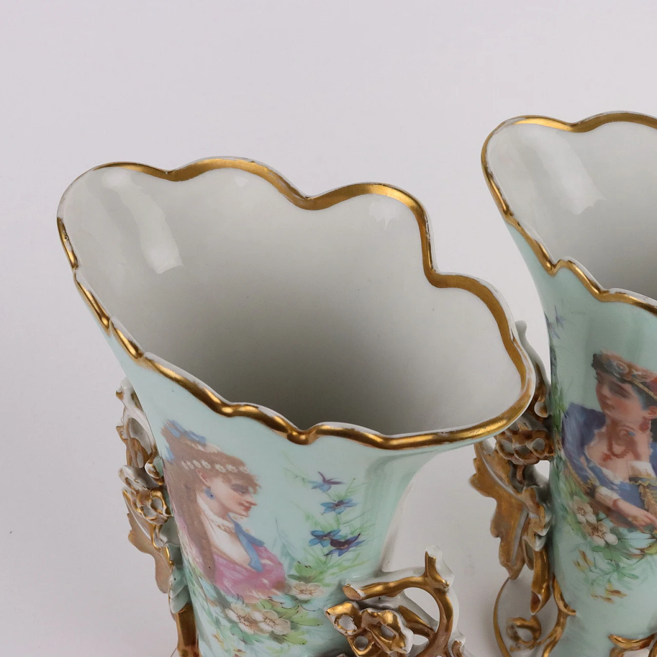 Coppia di Vasi in porcellana con decori dorati a motivi vegetali 9
