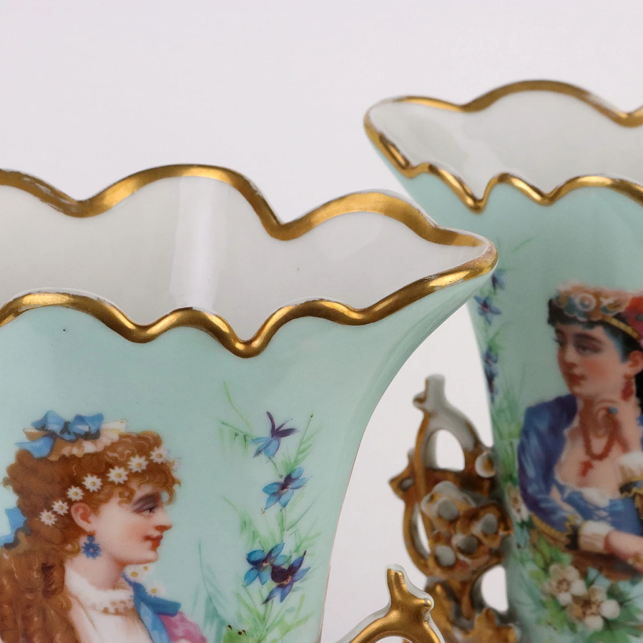 Coppia di Vasi in porcellana con decori dorati a motivi vegetali 10