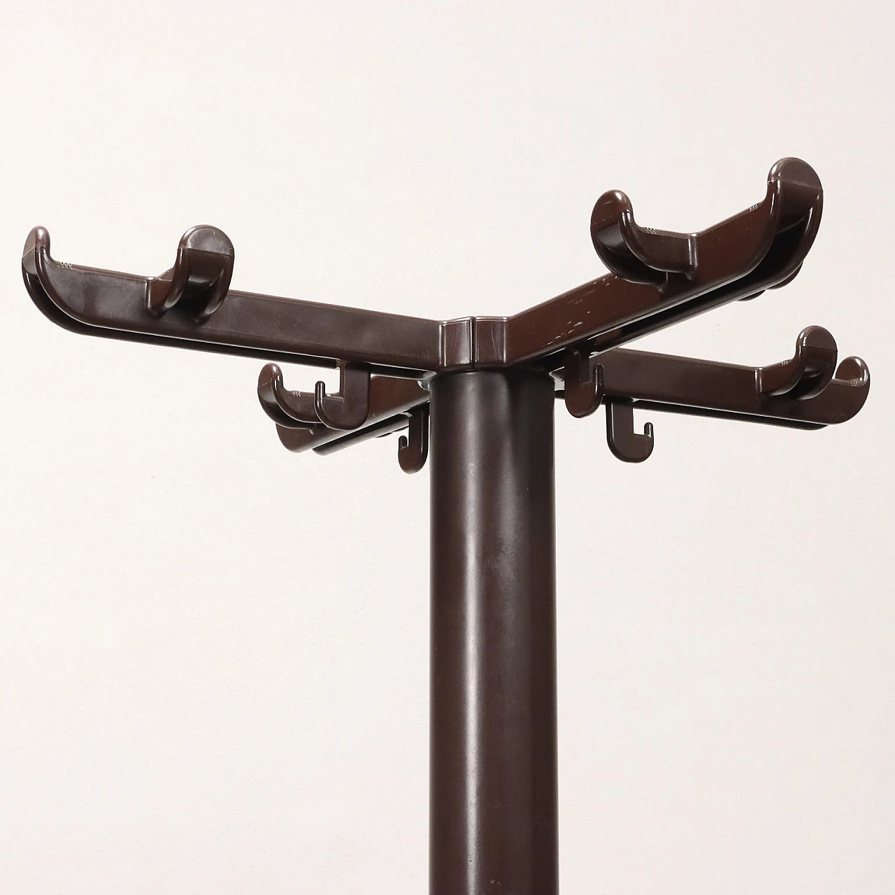 Coppia di Appendiabiti di Ettore Sottsass per Olivetti, anni '70 3