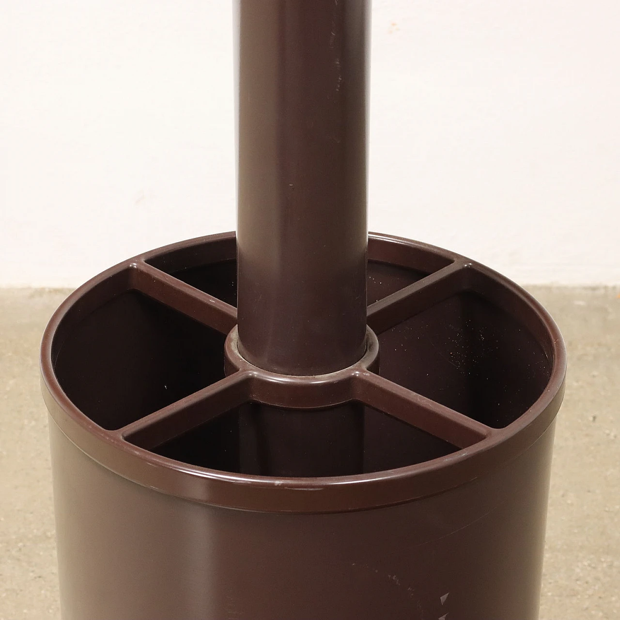 Coppia di Appendiabiti di Ettore Sottsass per Olivetti, anni '70 5