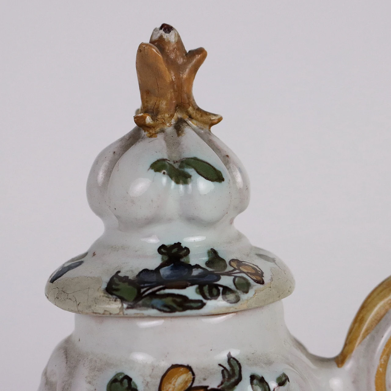 Majolica teapot with oriental flower decoration, 18th century 3