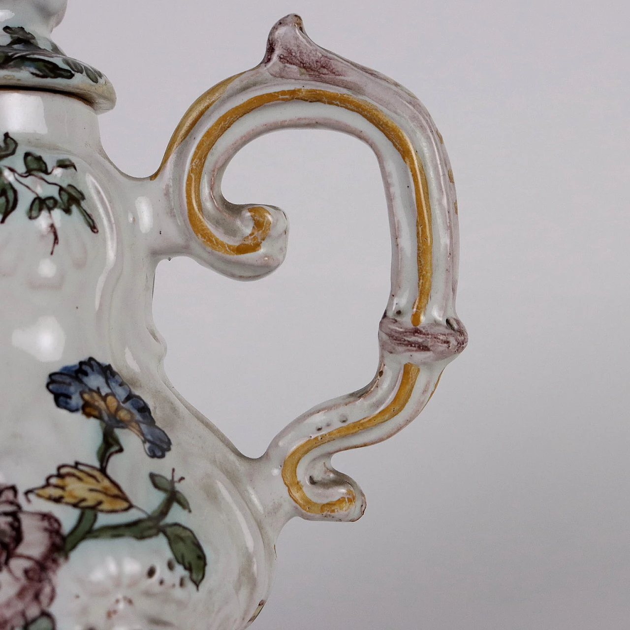 Majolica teapot with oriental flower decoration, 18th century 9