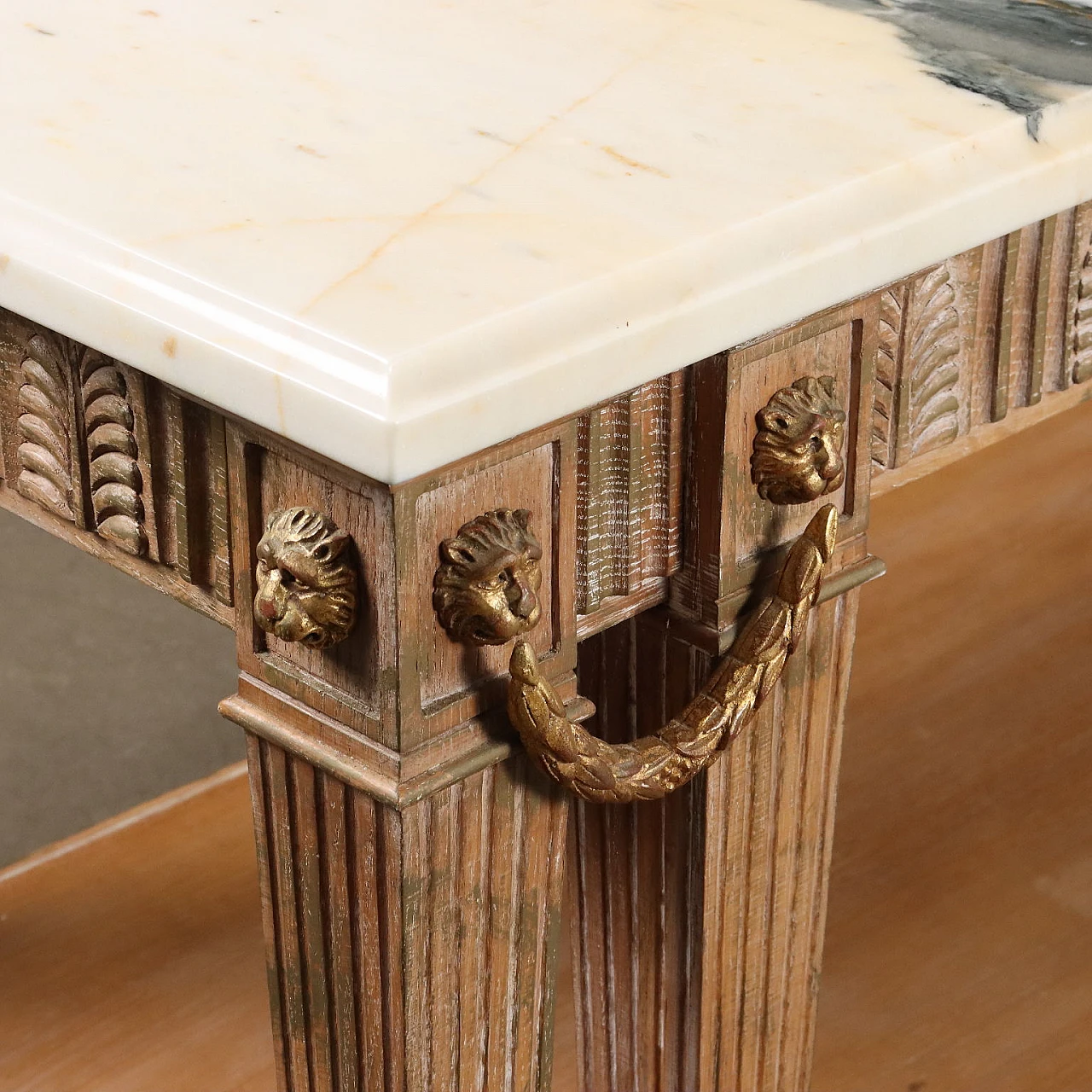 Tavolo in legno con piano in marmo e piedi leonini 3