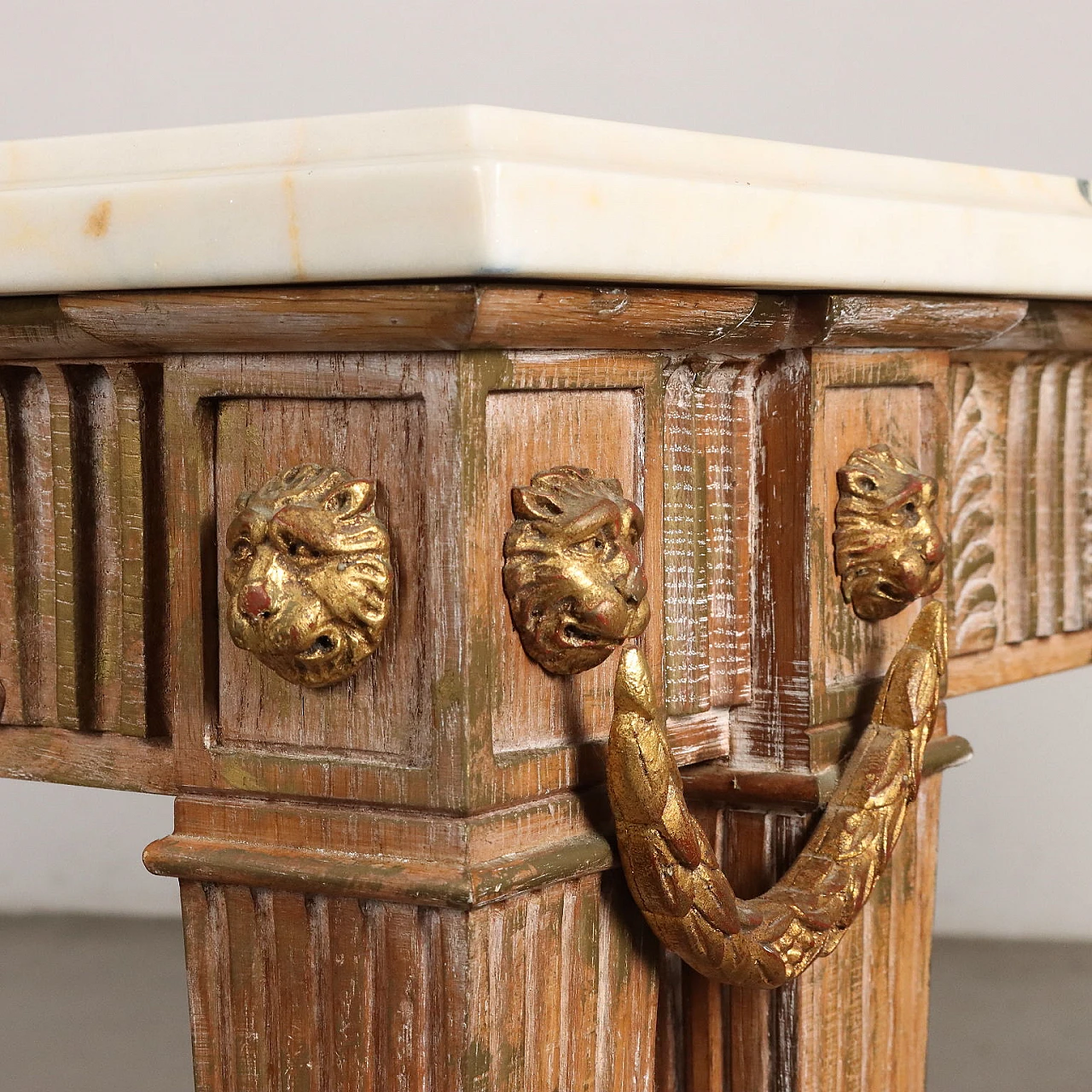 Tavolo in legno con piano in marmo e piedi leonini 4
