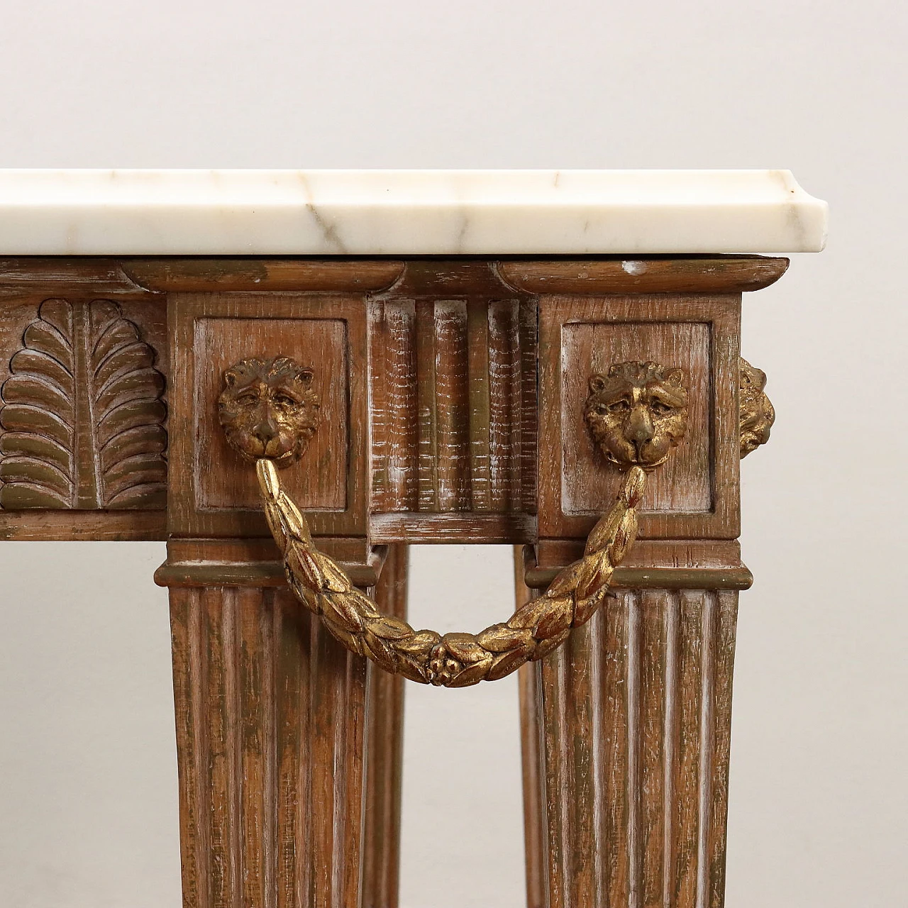 Tavolo in legno con piano in marmo e piedi leonini 5