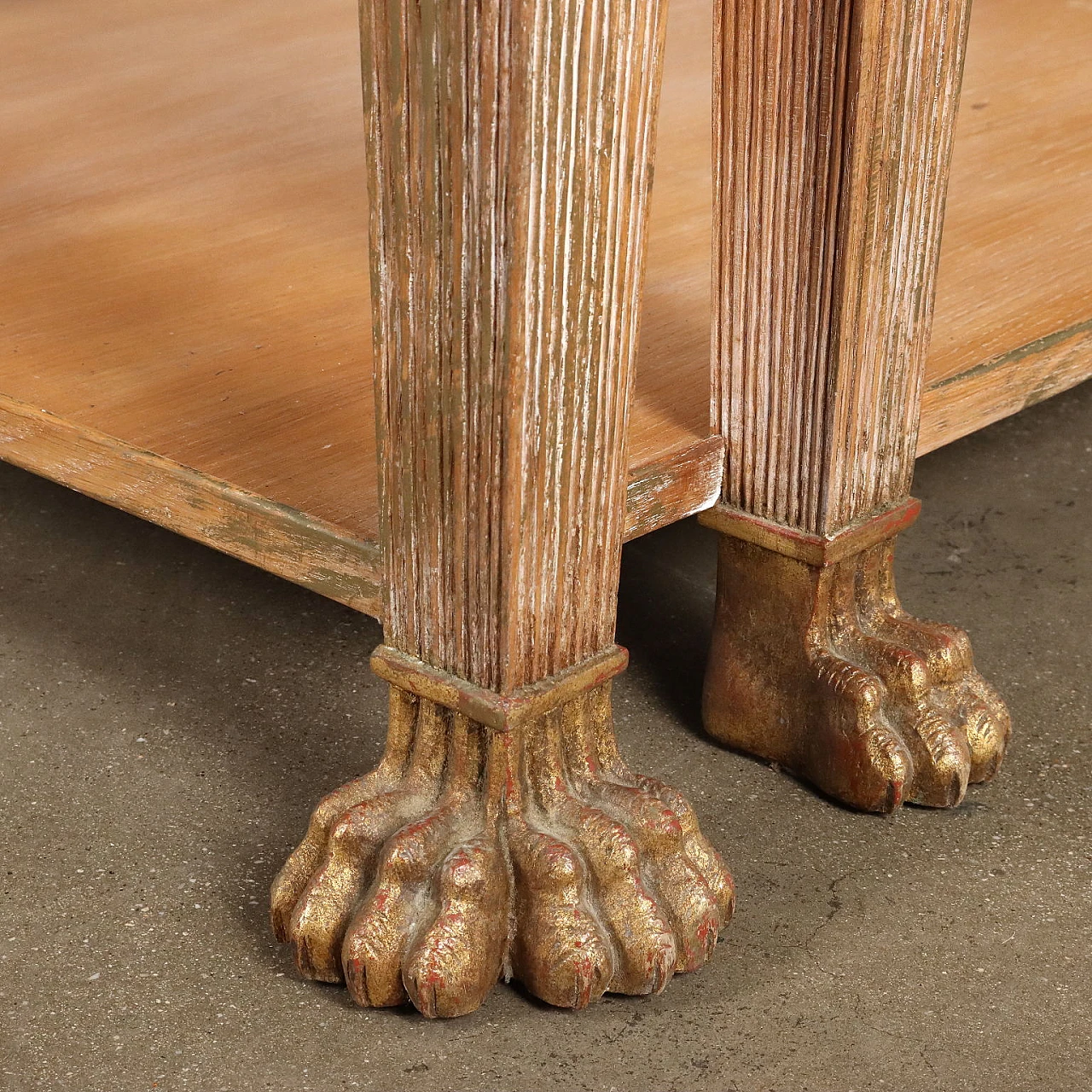 Tavolo in legno con piano in marmo e piedi leonini 8