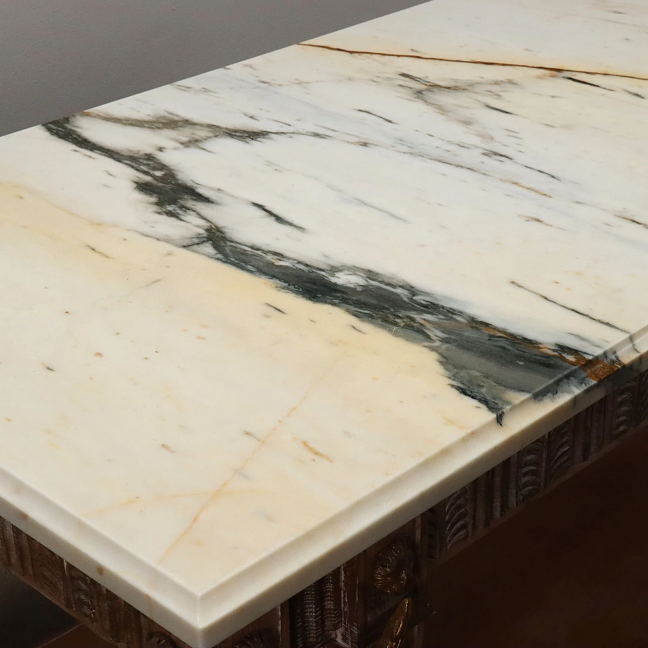 Tavolo in legno con piano in marmo e piedi leonini 10