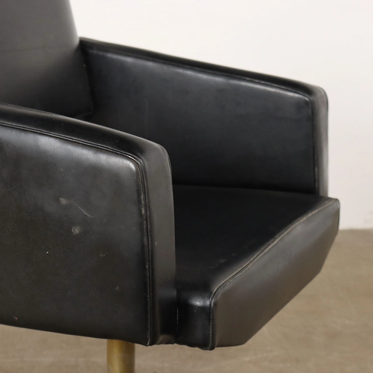 Swivel armchair in leatherette and aluminium, 1960s 5