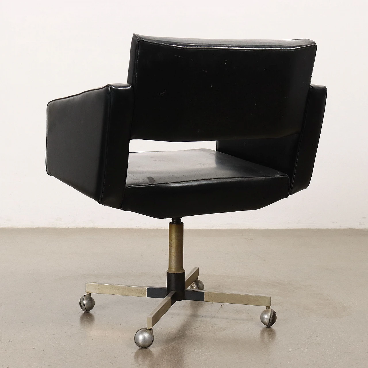 Swivel armchair in leatherette and aluminium, 1960s 8
