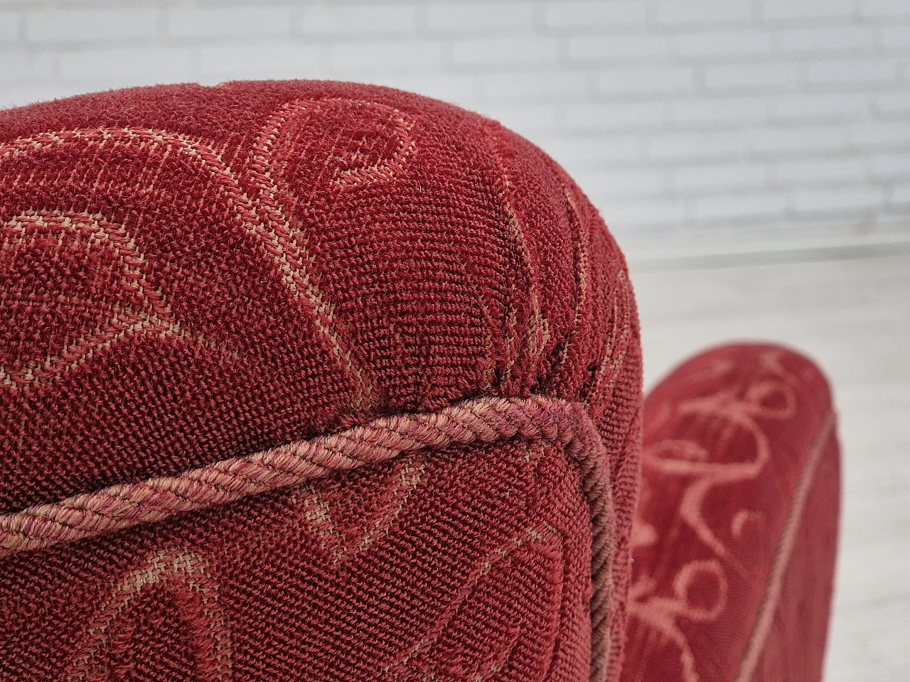 Poltrona danese in tessuto rosso e faggio, anni '60 6