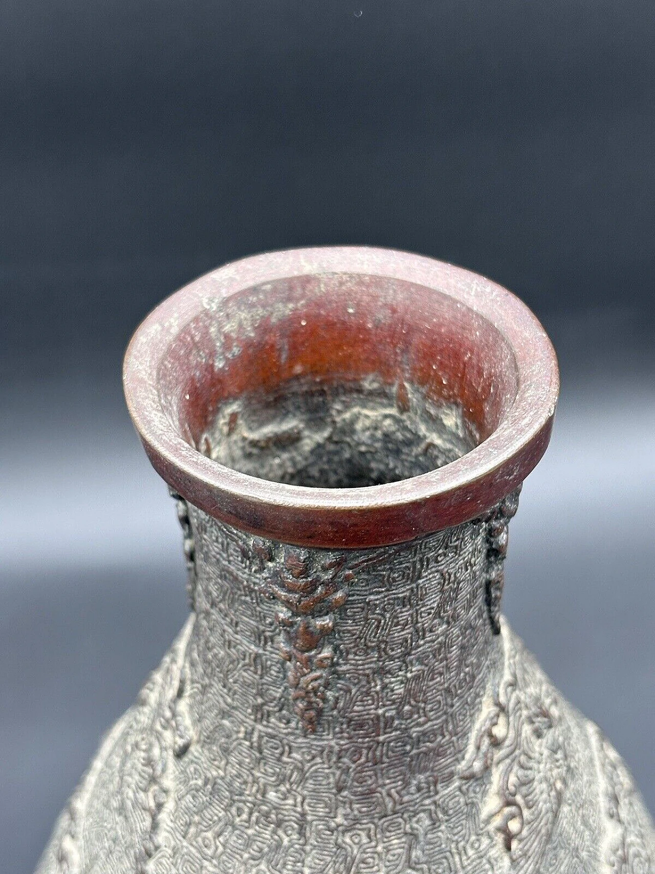 Vaso cinese dinastia Ming in bronzo sbalzato, '400 7