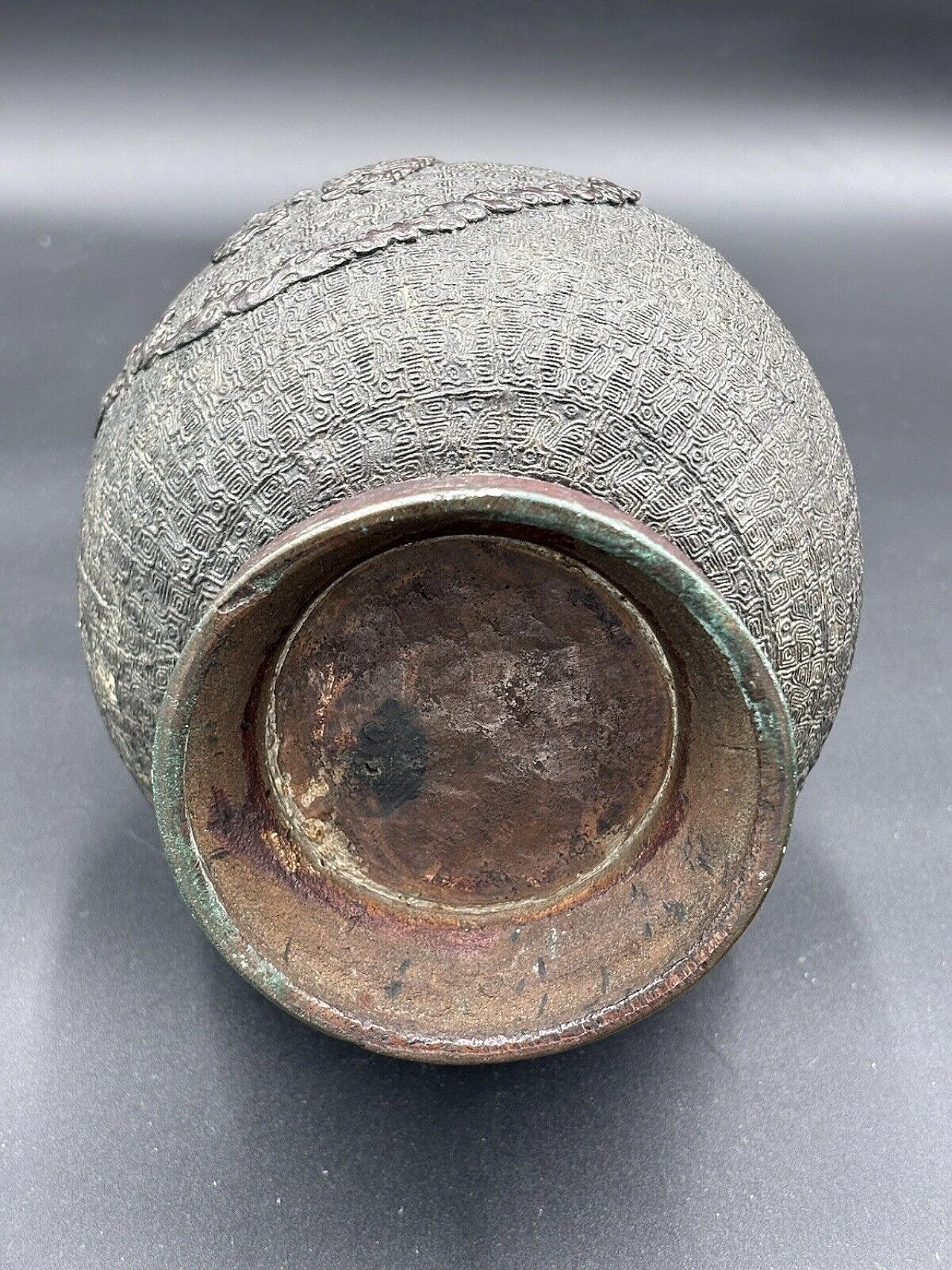 Vaso cinese dinastia Ming in bronzo sbalzato, '400 10