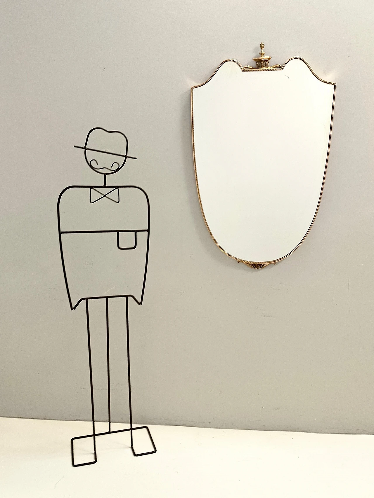 Specchio da parete a forma di scudo in ottone, anni '50 2