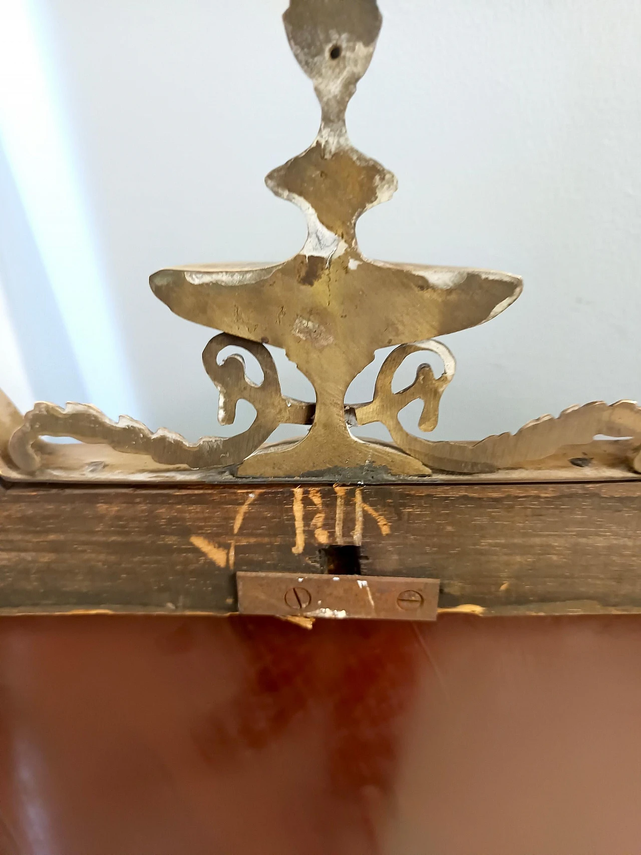 Specchio da parete a forma di scudo in ottone, anni '50 6