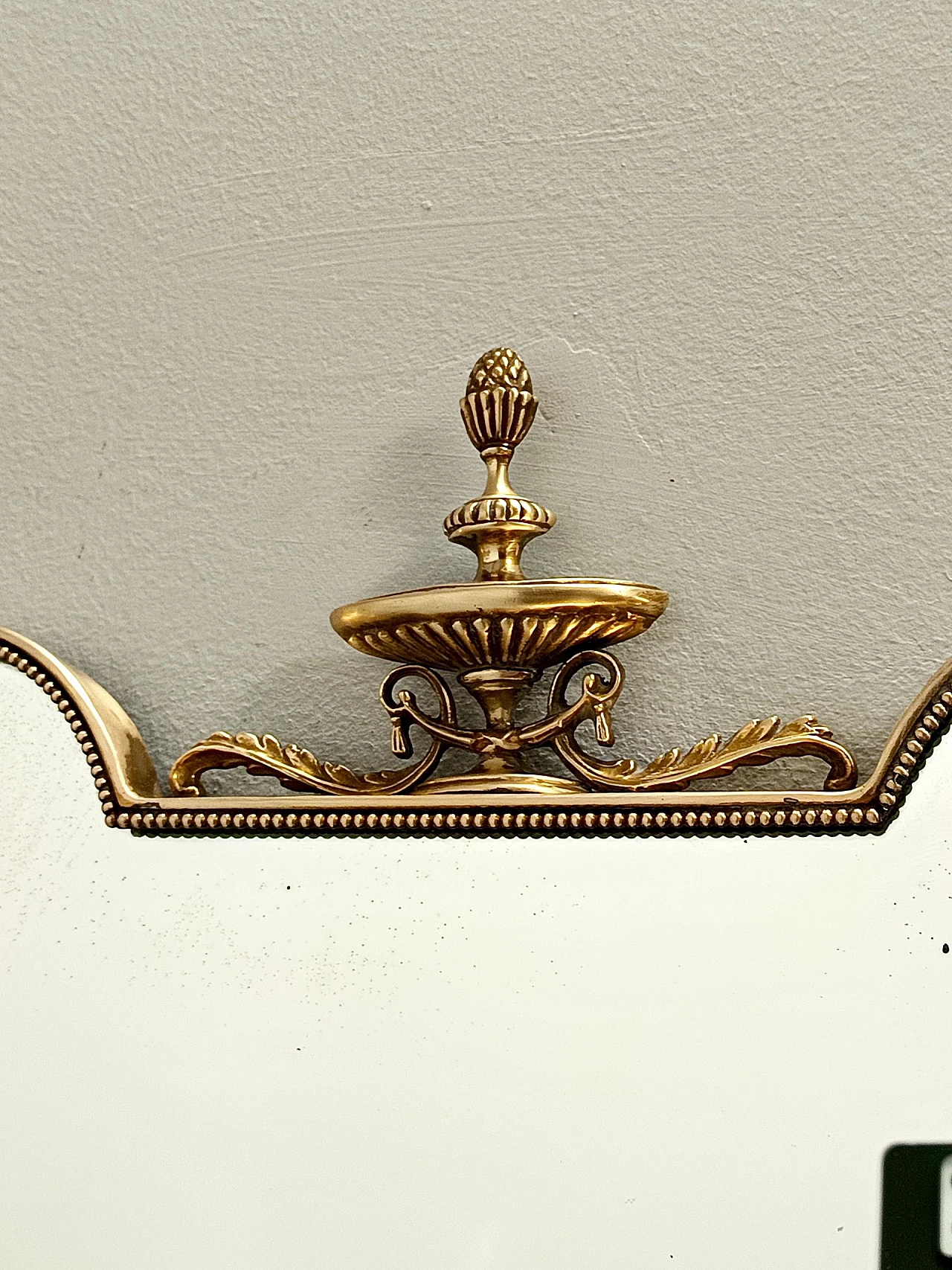 Specchio da parete a forma di scudo in ottone, anni '50 7