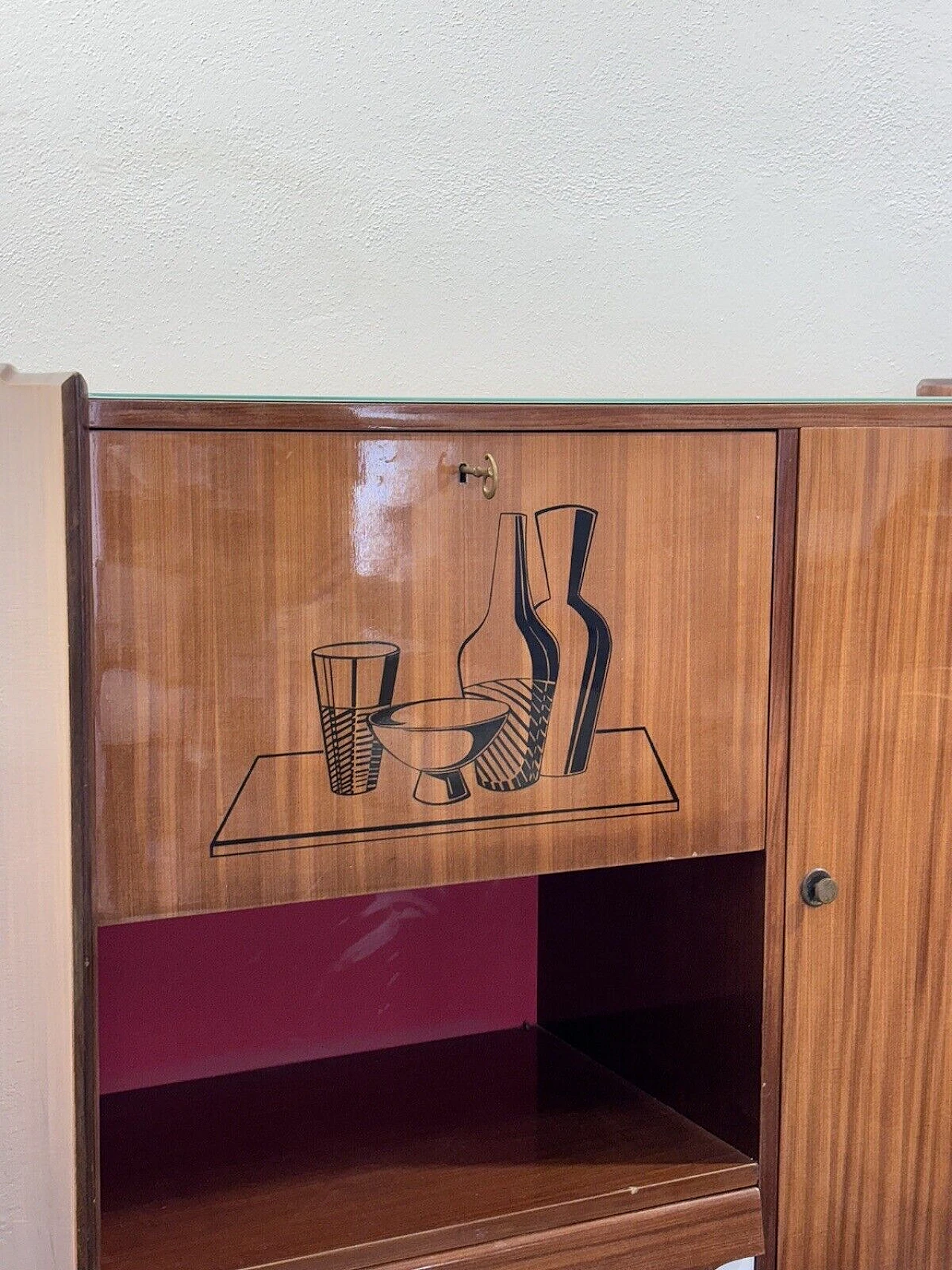 Mobile bar in legno e vetro con decoro, anni '50 8