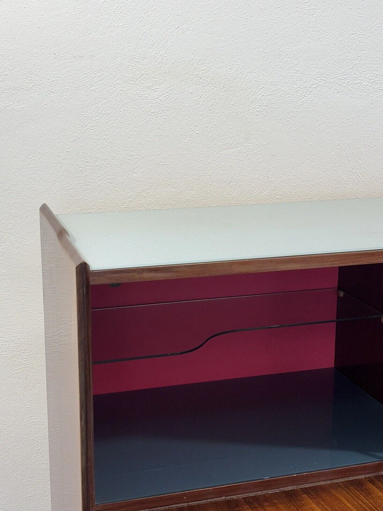 Mobile bar in legno e vetro con decoro, anni '50 13