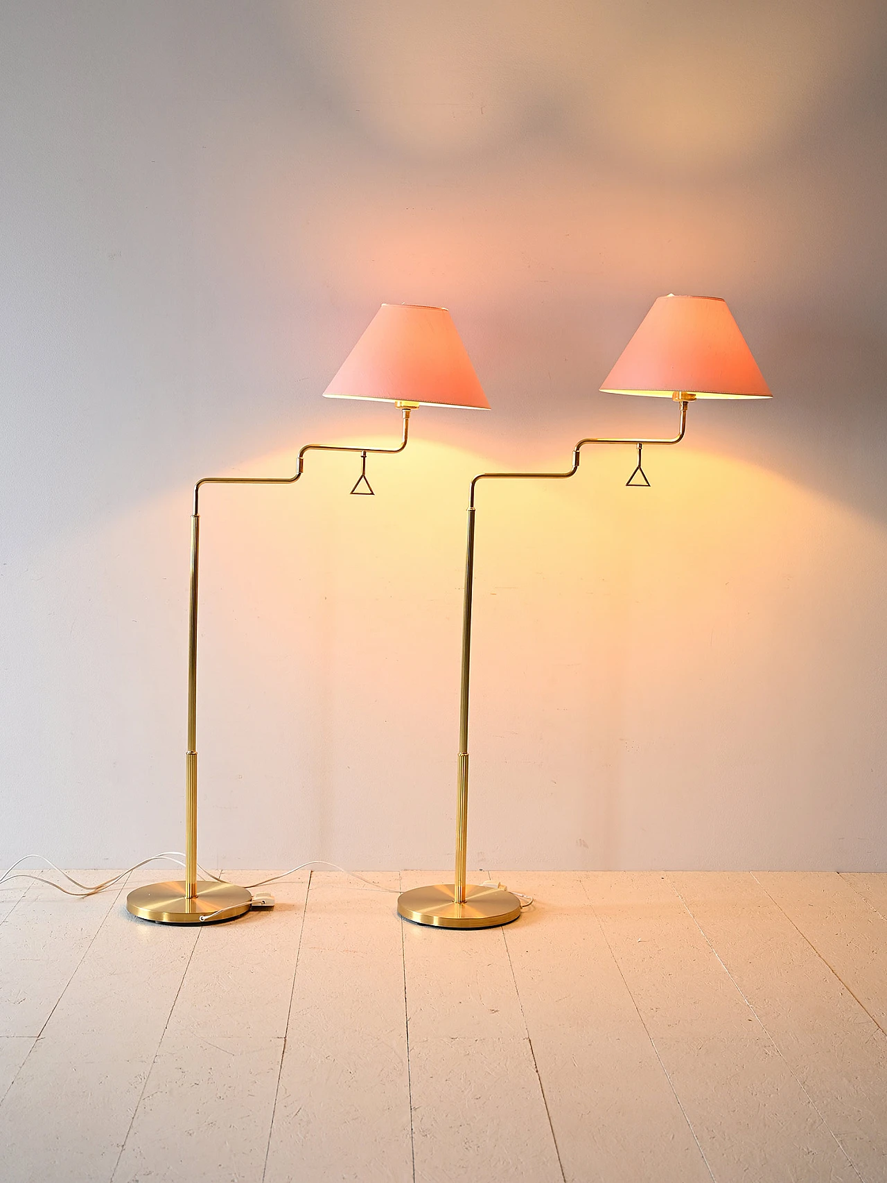 Coppia di lampade da terra scandinave in metallo dorato, anni '60 2