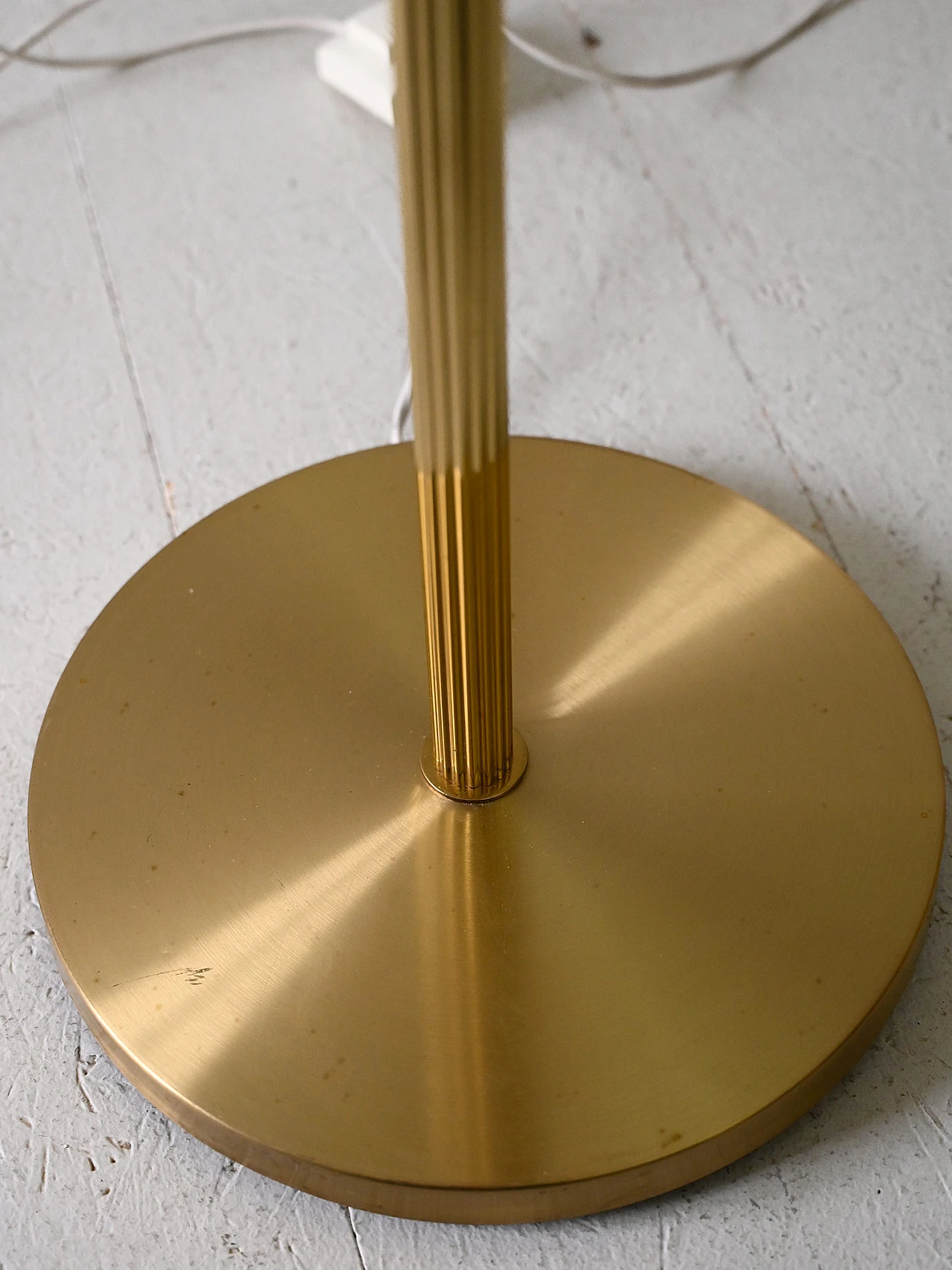 Coppia di lampade da terra scandinave in metallo dorato, anni '60 10