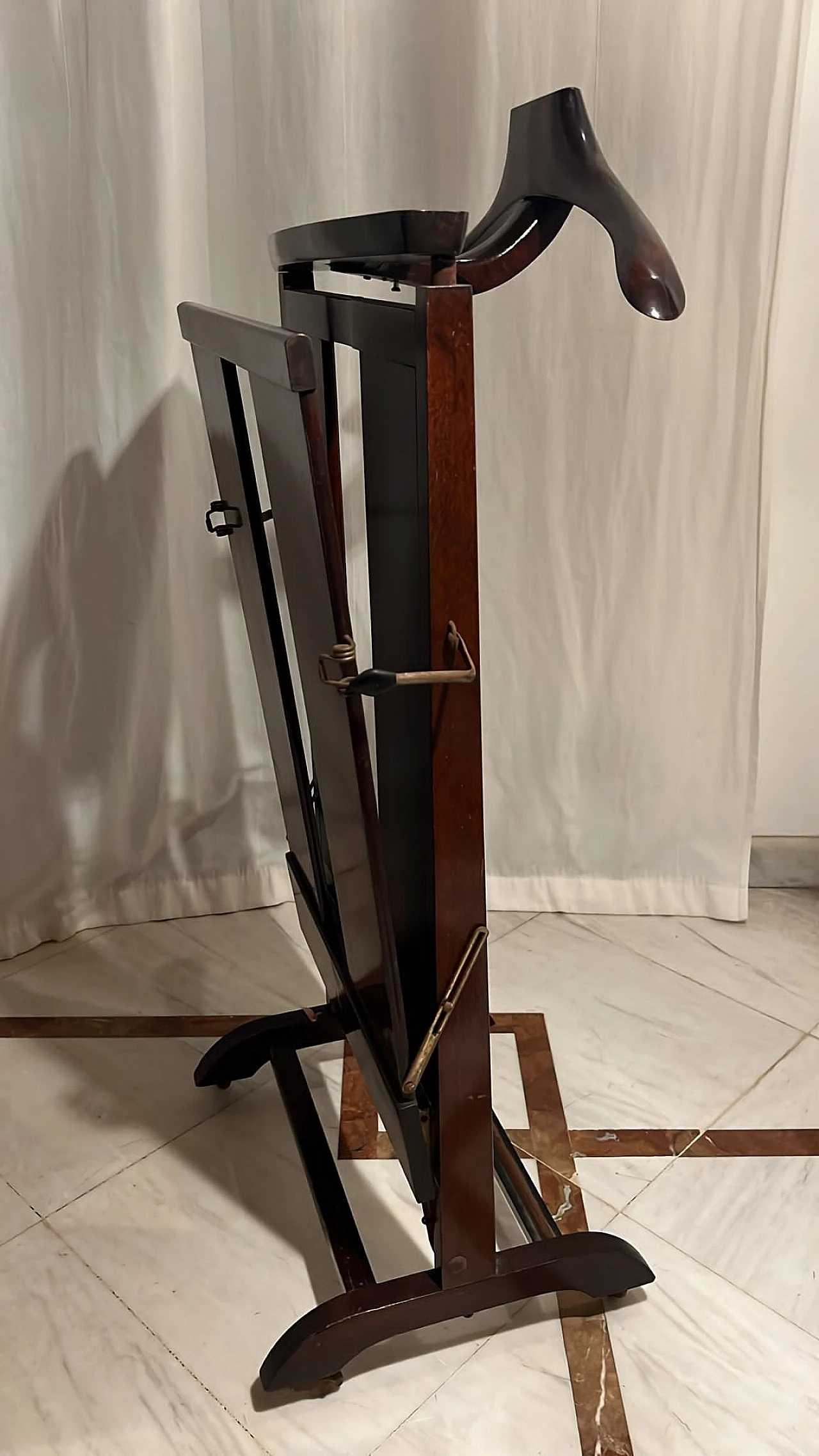 Walnut and brass valet stand attributed to Fratelli Reguitti, 1970s 2