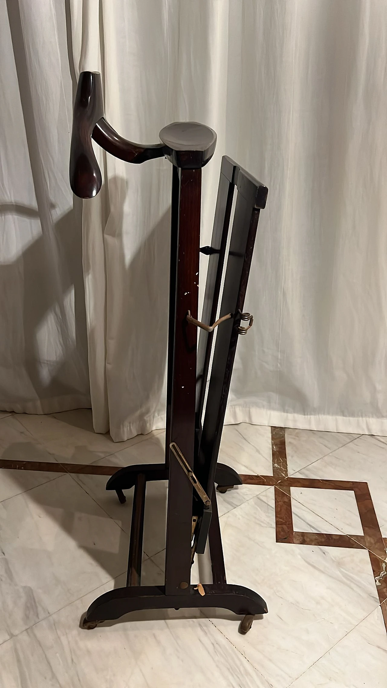 Walnut and brass valet stand attributed to Fratelli Reguitti, 1970s 3