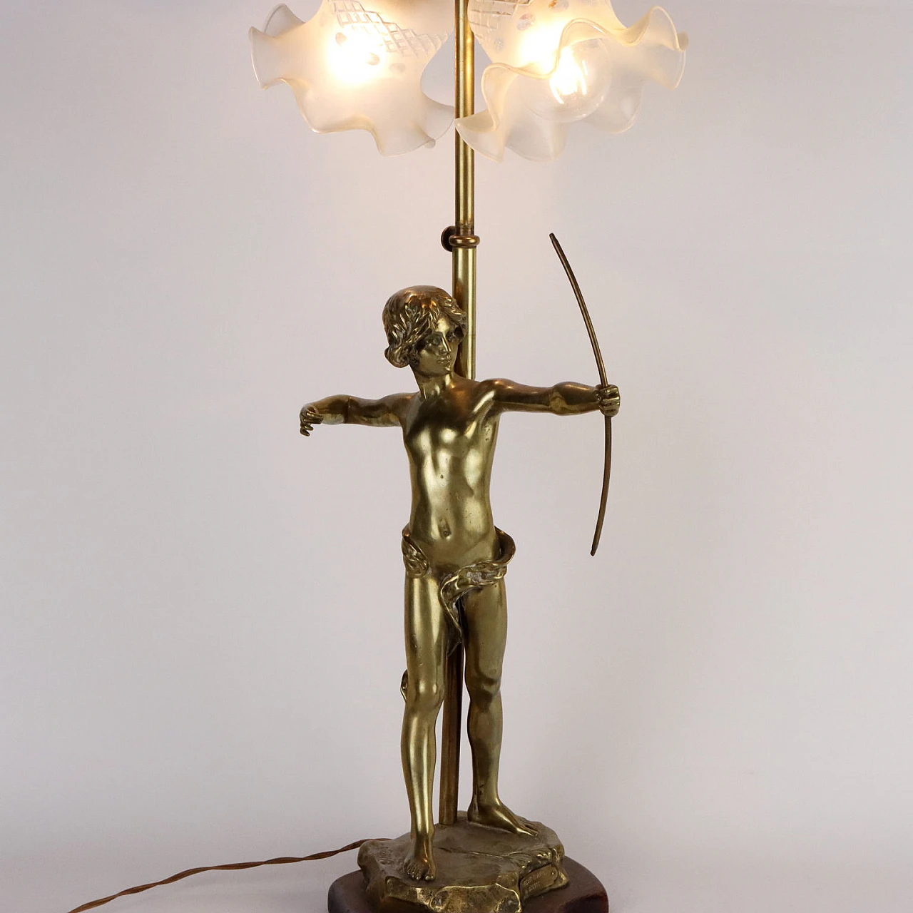 Lampada a tavolo con scultura in bronzo e paralumi in vetro di Scotte 3