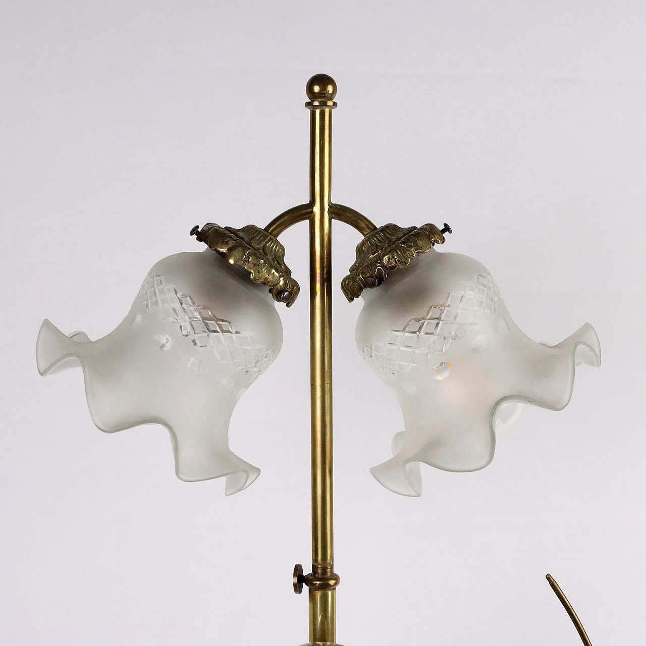 Lampada a tavolo con scultura in bronzo e paralumi in vetro di Scotte 4