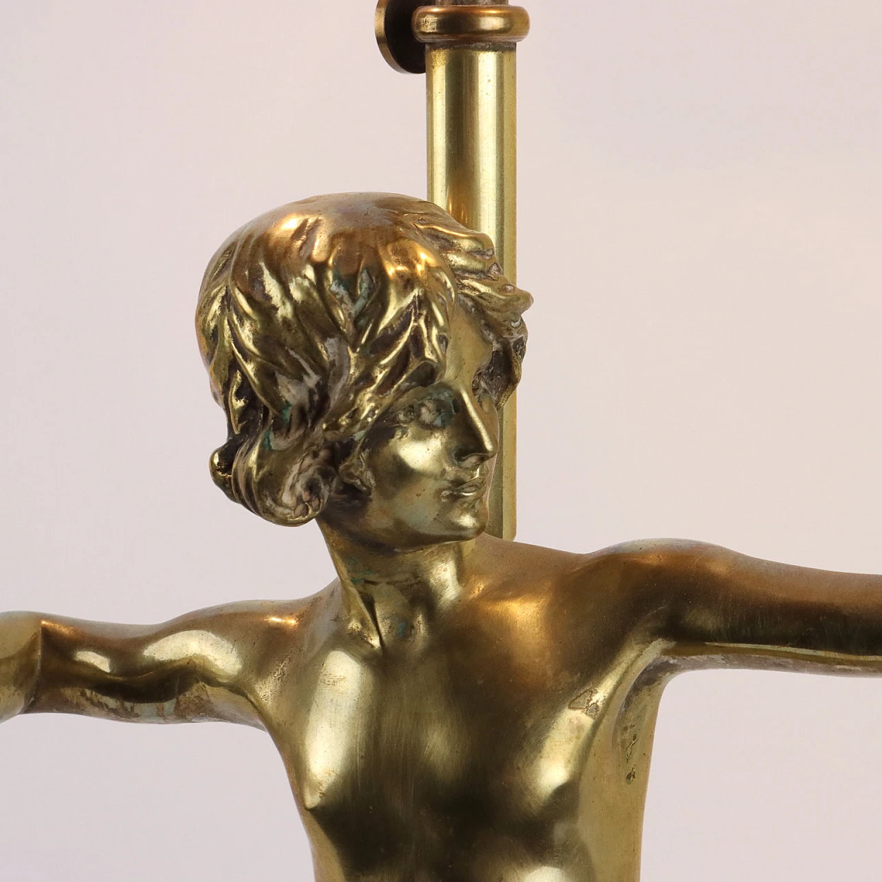 Lampada a tavolo con scultura in bronzo e paralumi in vetro di Scotte 5