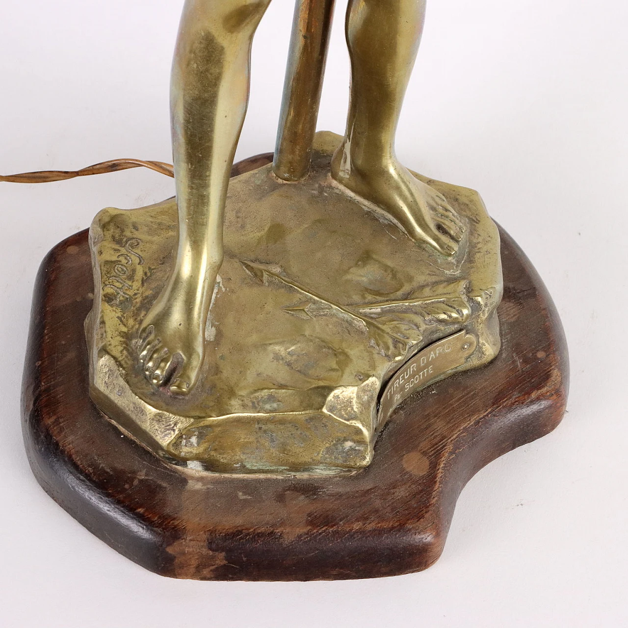 Lampada a tavolo con scultura in bronzo e paralumi in vetro di Scotte 7