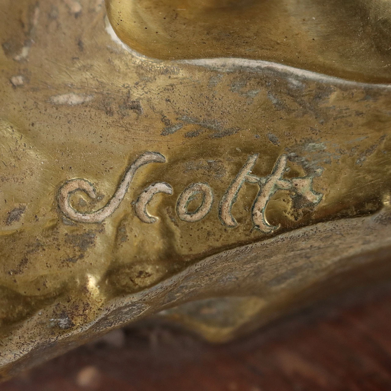 Lampada a tavolo con scultura in bronzo e paralumi in vetro di Scotte 10