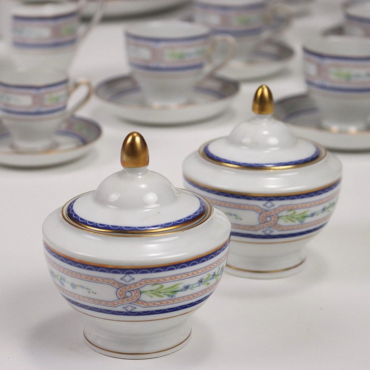 Servizio piatti in porcellana bianca con profili dorati di Eschenbach 4