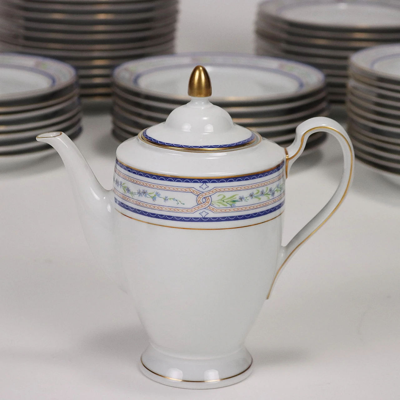 Servizio piatti in porcellana bianca con profili dorati di Eschenbach 6