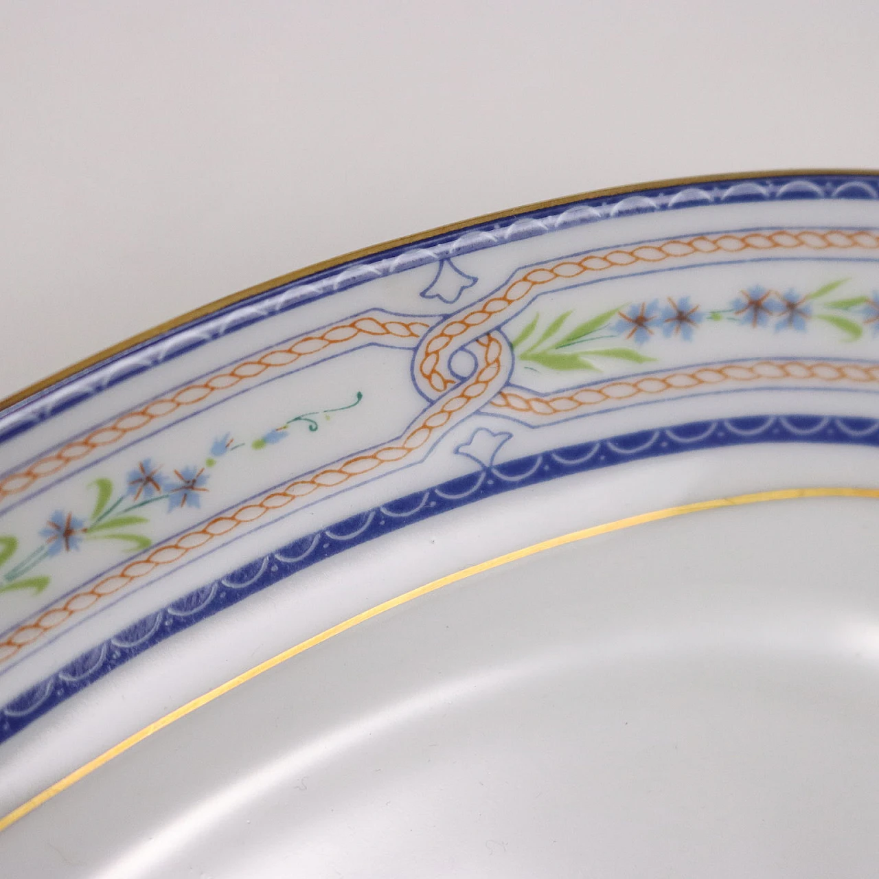 Servizio piatti in porcellana bianca con profili dorati di Eschenbach 10
