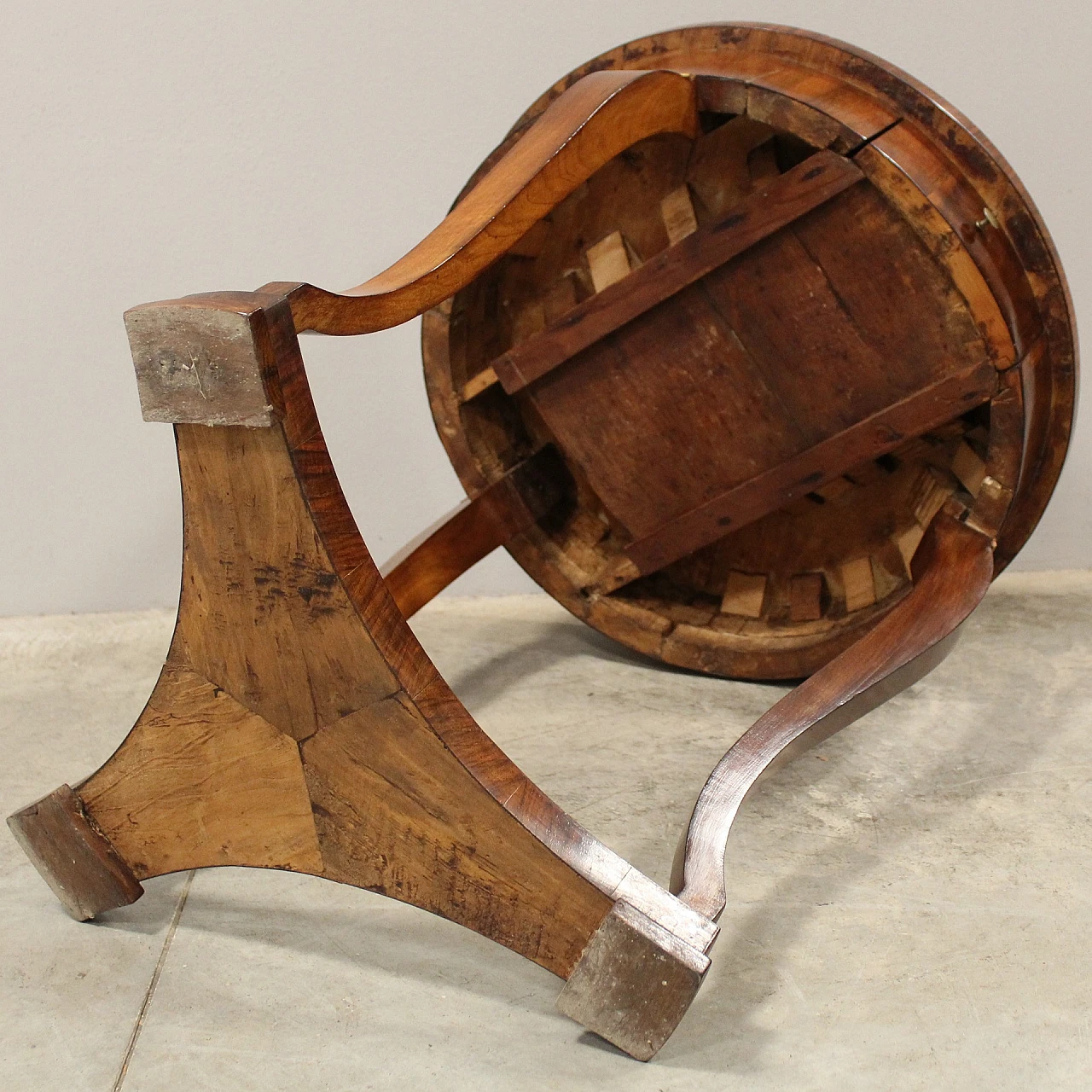 Tavolino Carlo X rotondo in noce con cassetto, '800 3