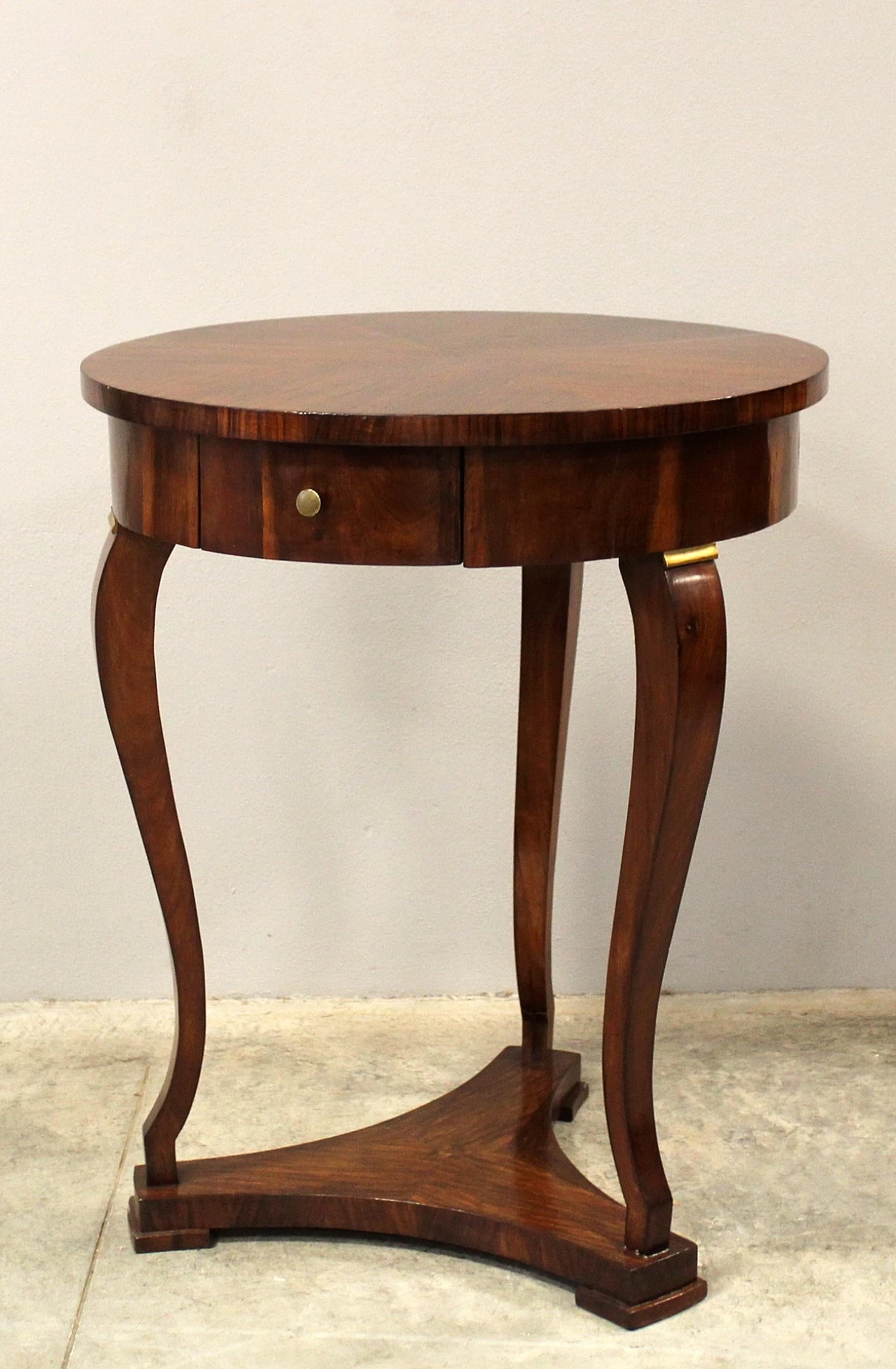 Charles X round walnut coffee table with drawer, 19th century 4
