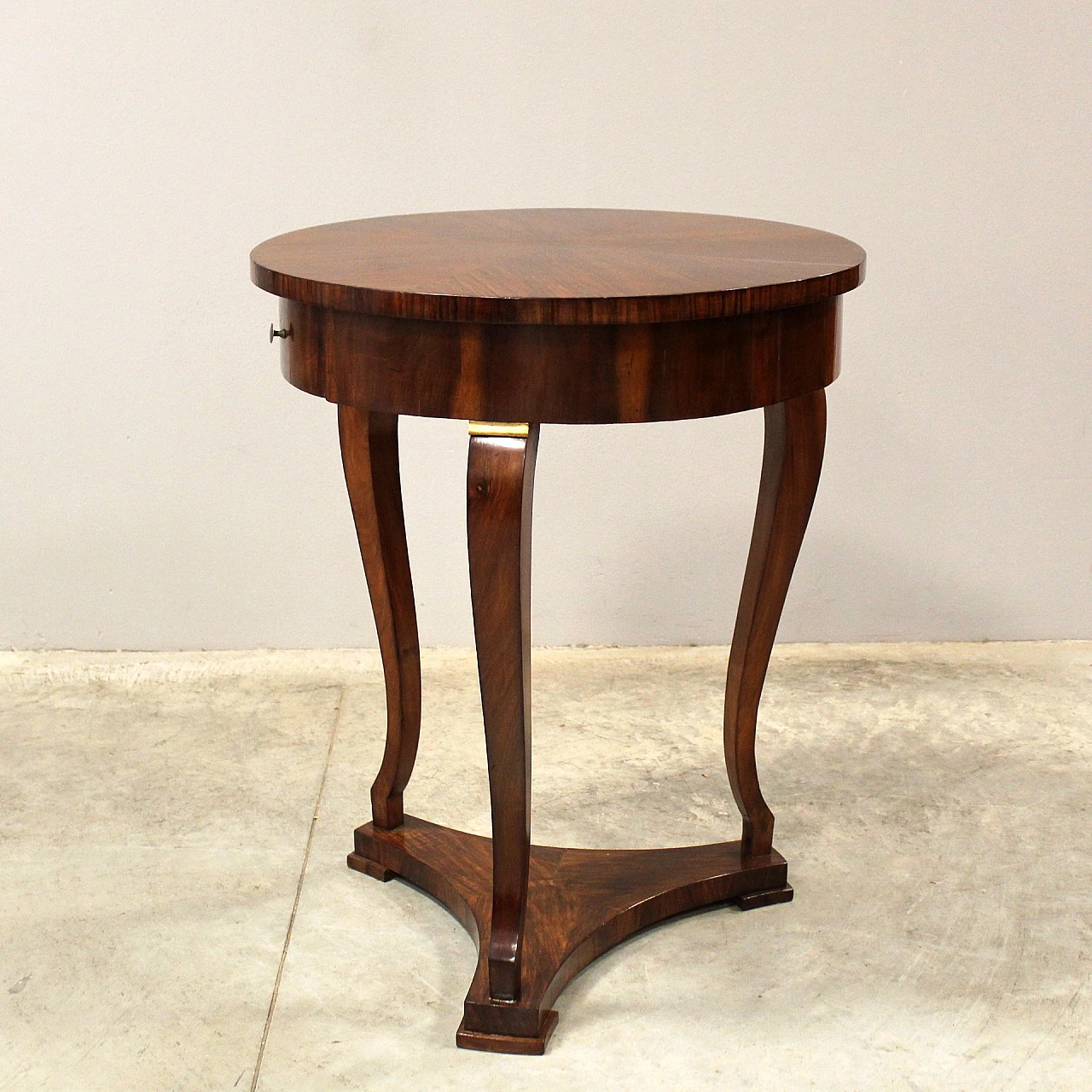 Charles X round walnut coffee table with drawer, 19th century 10