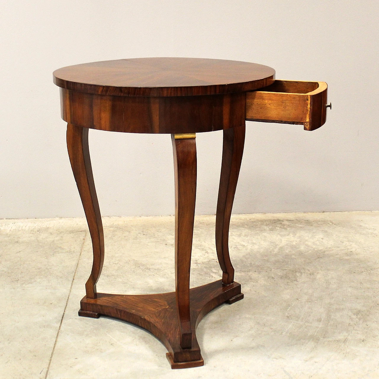 Charles X round walnut coffee table with drawer, 19th century 11