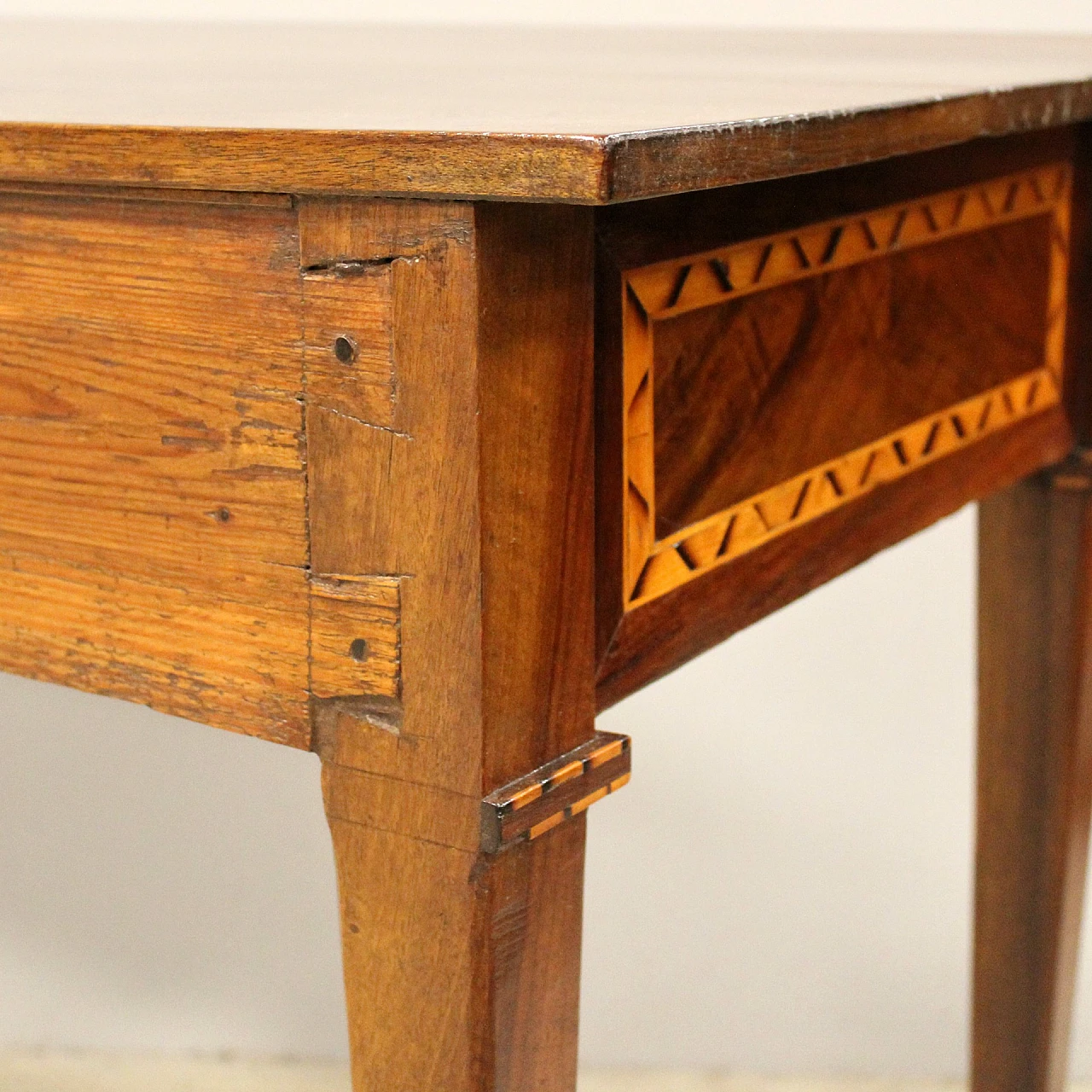 Louis XVI inlaid walnut writing desk with drawer, 18th century 4