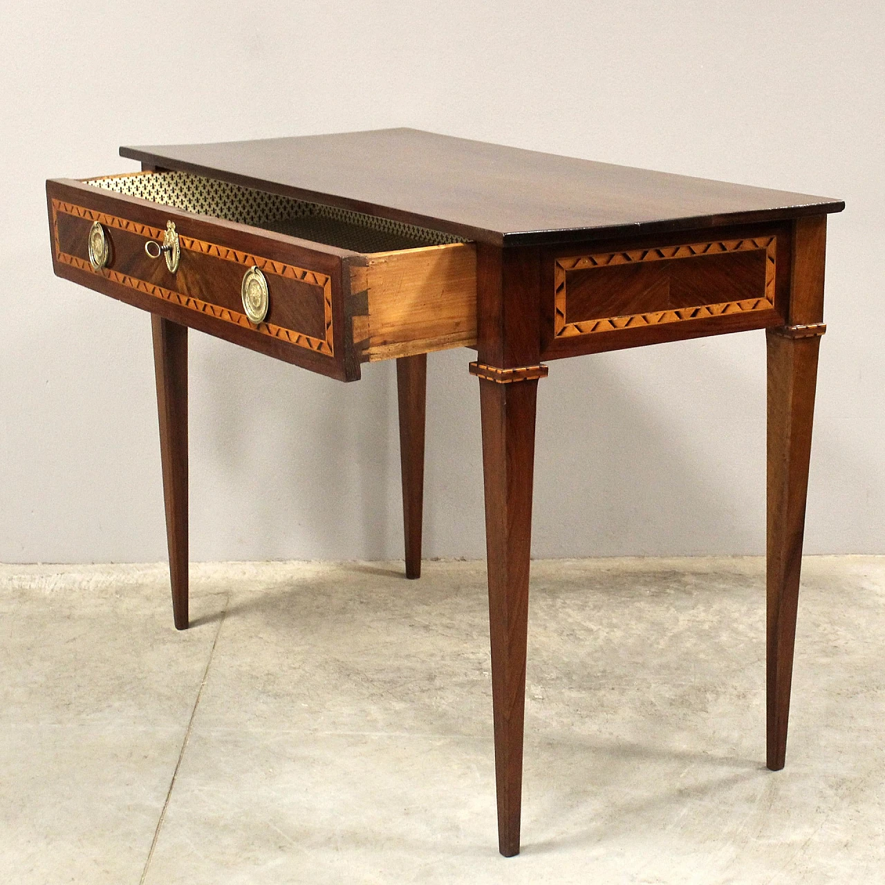 Louis XVI inlaid walnut writing desk with drawer, 18th century 6