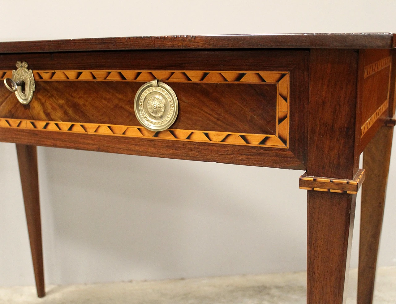 Louis XVI inlaid walnut writing desk with drawer, 18th century 7