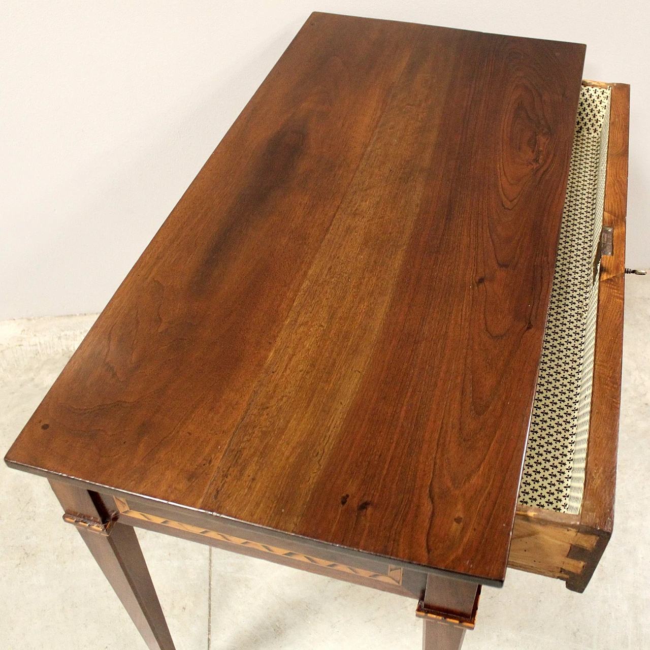 Louis XVI inlaid walnut writing desk with drawer, 18th century 10