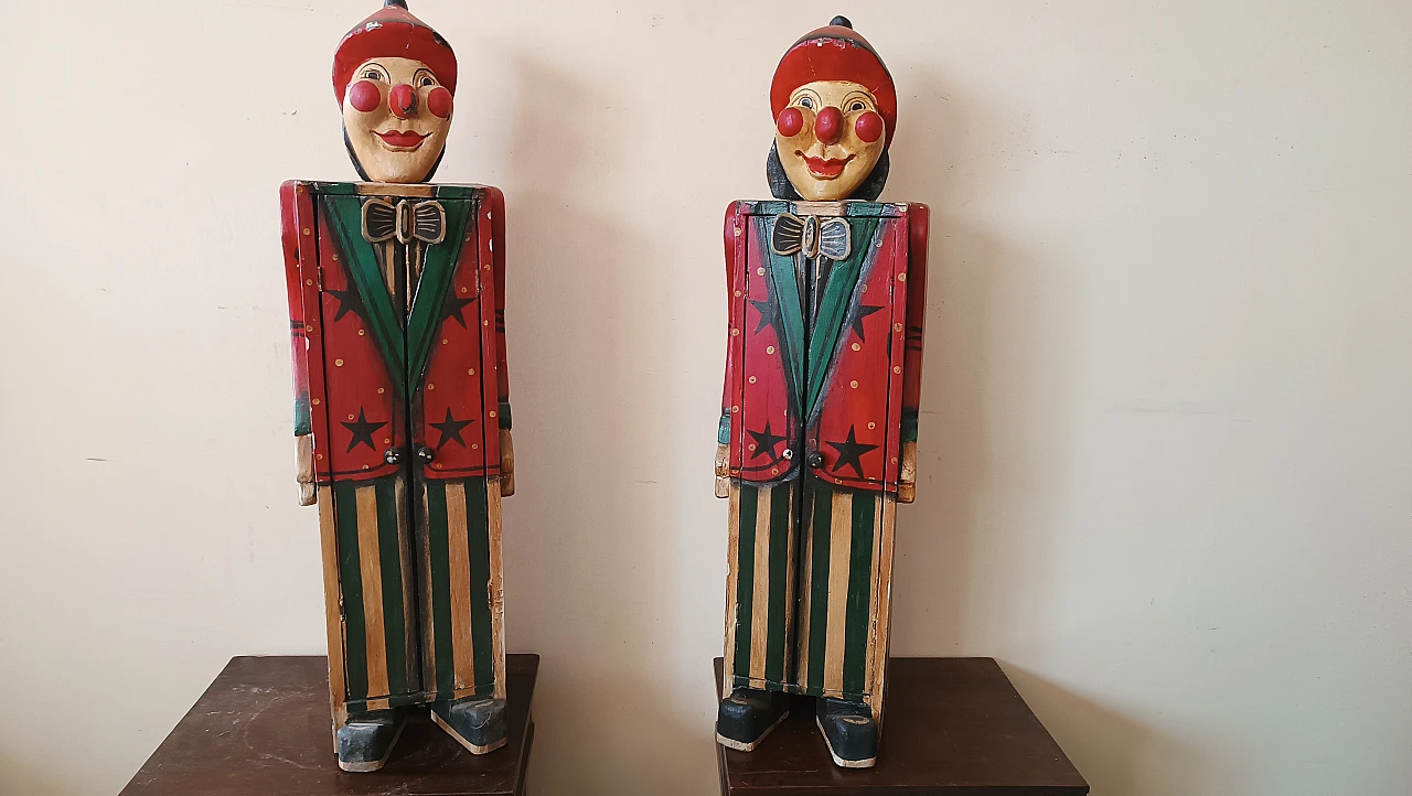 Coppia di armadietti a forma di clown in legno, anni '30 2