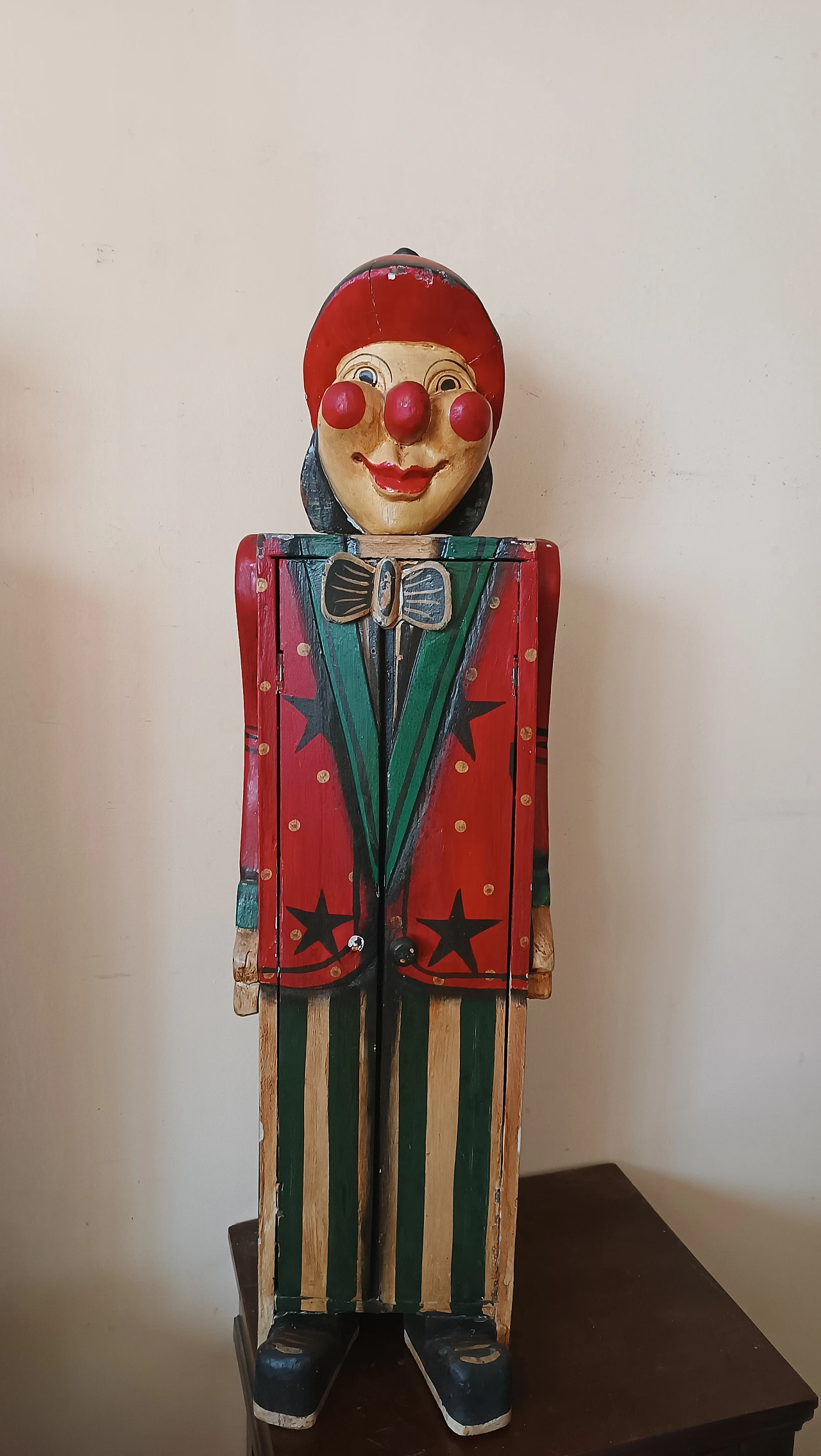 Coppia di armadietti a forma di clown in legno, anni '30 3
