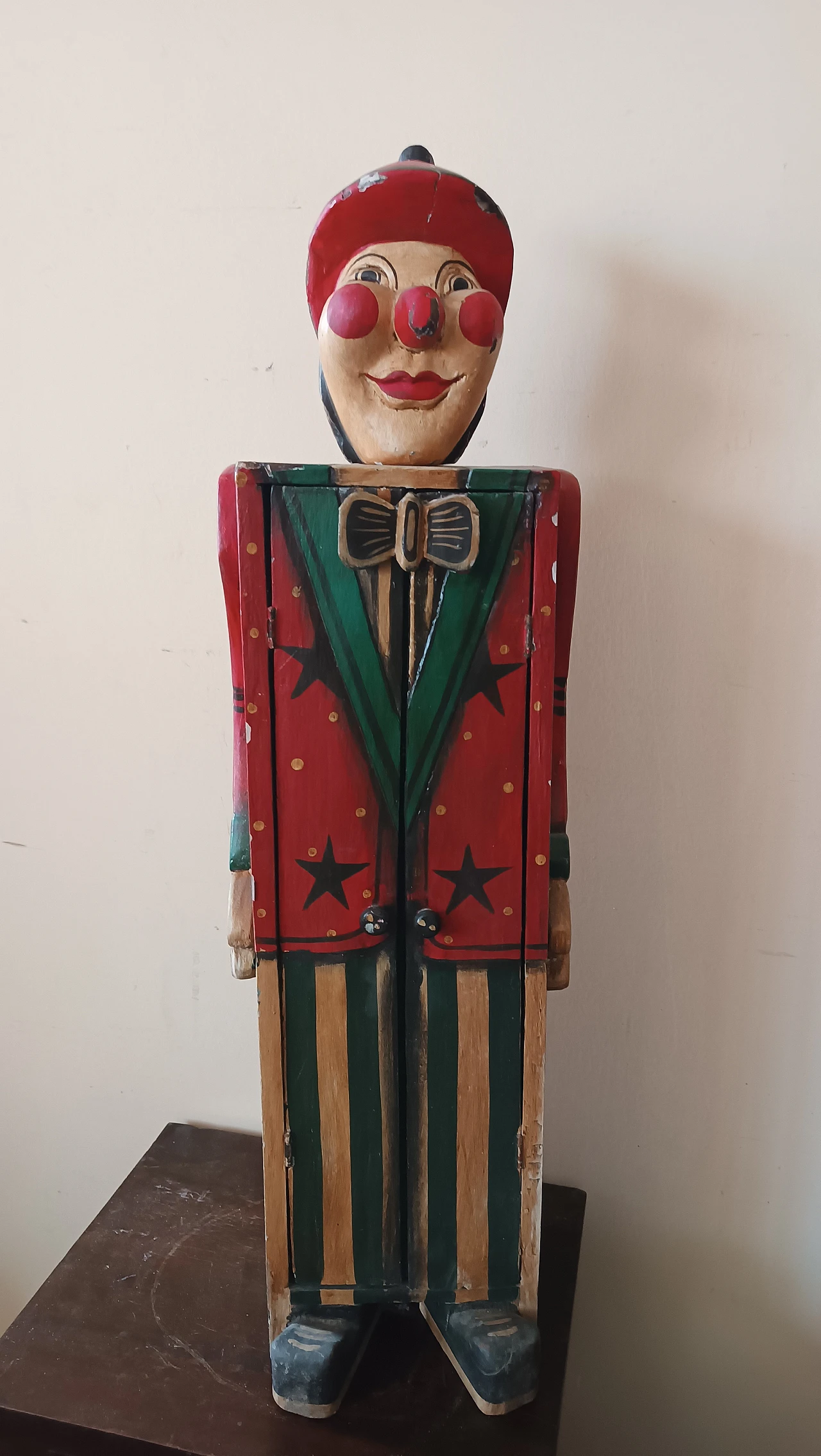 Coppia di armadietti a forma di clown in legno, anni '30 4