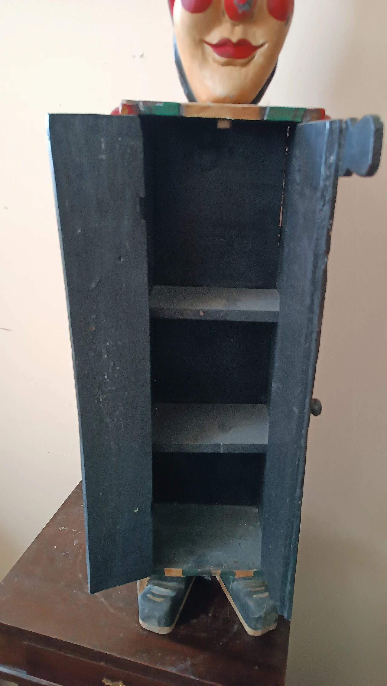 Coppia di armadietti a forma di clown in legno, anni '30 5