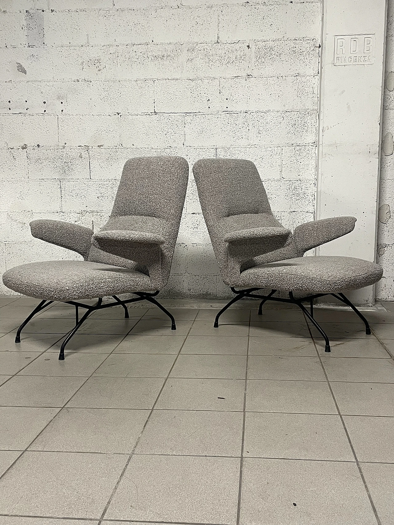 Coppia di poltrone in ferro e tessuto di Rochester, anni '50 6