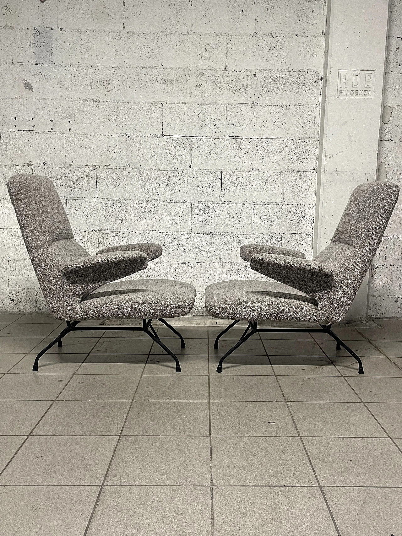 Coppia di poltrone in ferro e tessuto di Rochester, anni '50 10