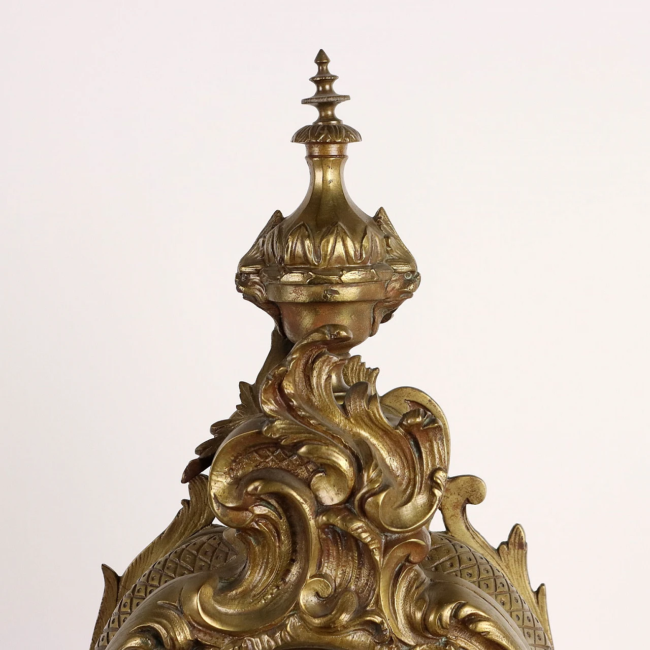 Orologio da appoggio in bronzo dorato con motivi fogliacei, '800 3