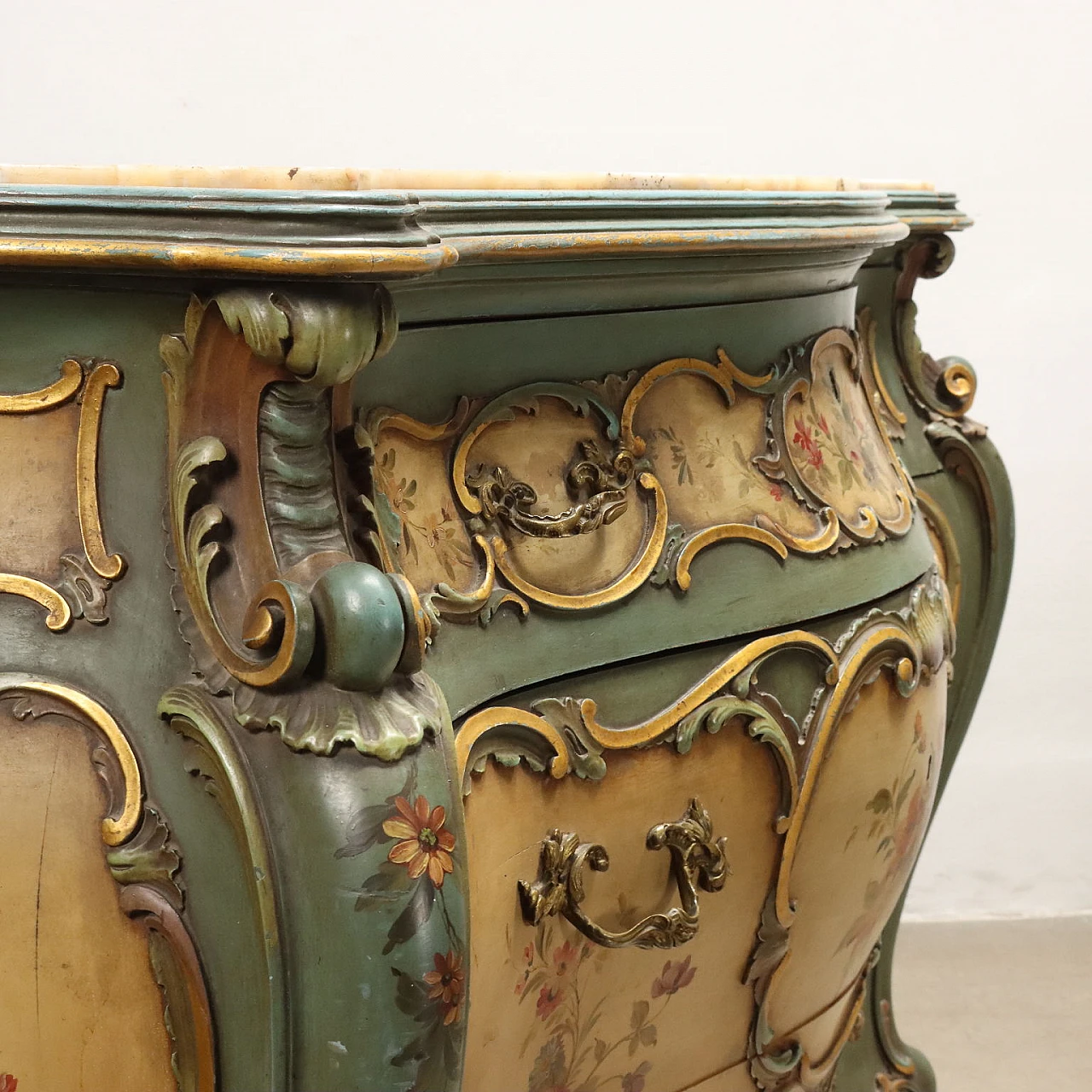 Lacquered wooden dresser with floral motifs & gilded bronze handles 3