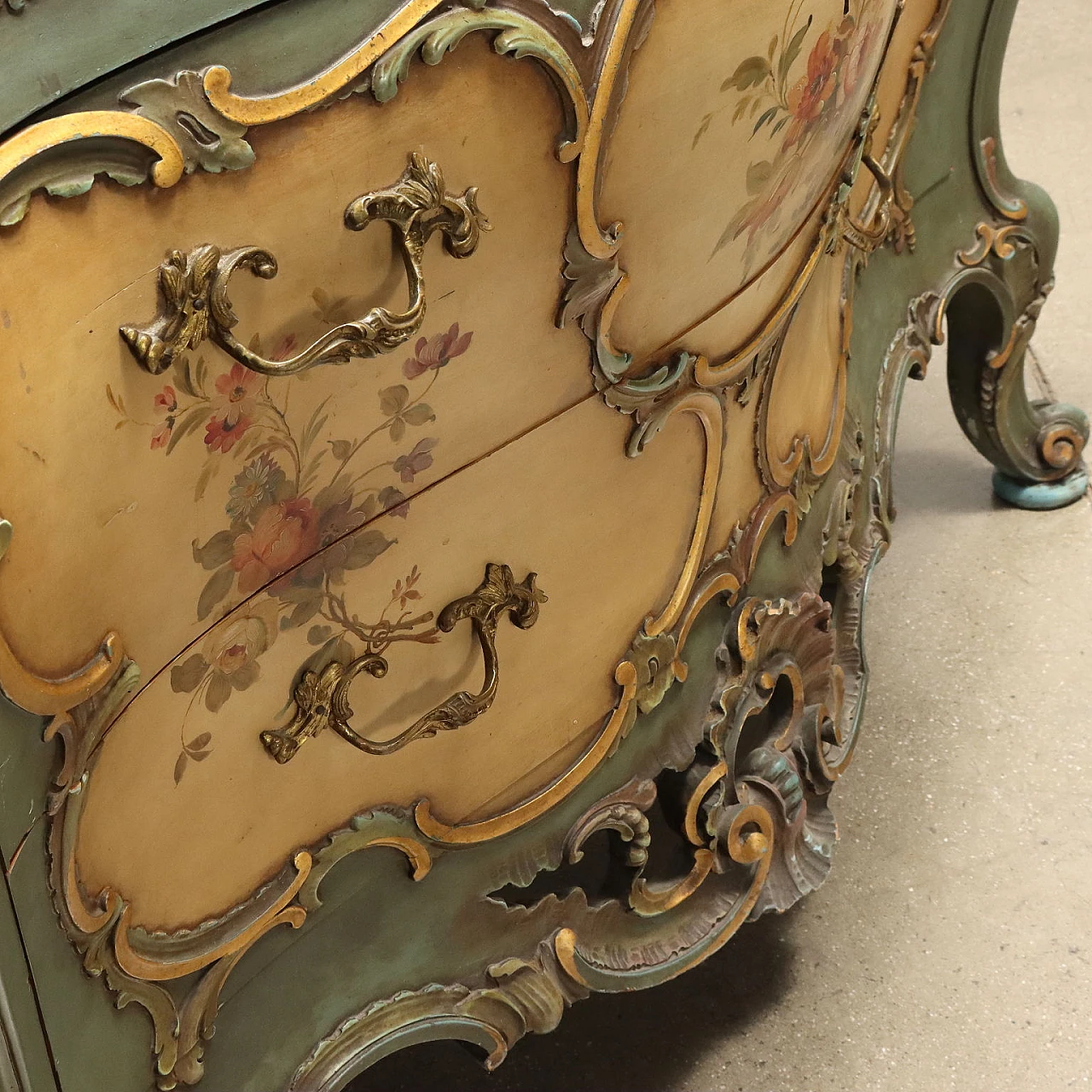 Lacquered wooden dresser with floral motifs & gilded bronze handles 6